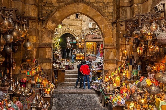 Private Day Tour Pyramids of Giza, Egyptian Museum and Bazaars - What the private vehicle adds