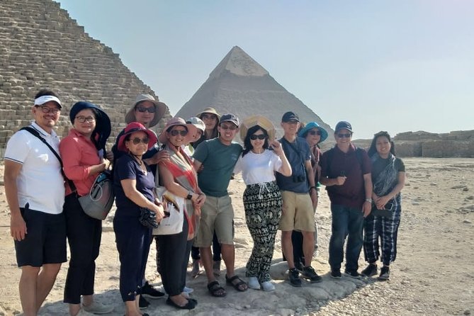 Private Guided Tour to Giza Pyramids and Sphinx - Finding the best panoramic photo point