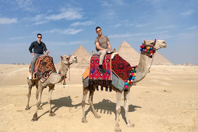 Pyramids camel ride - Climbing onto the camel