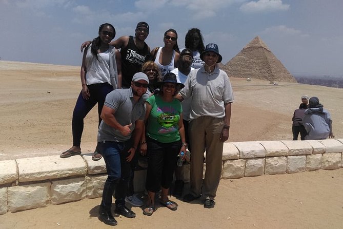 VIP tour to Giza pyramids, Sphinx, Camel ride, lunch, GEM museum - Starting at the Giza Plateau